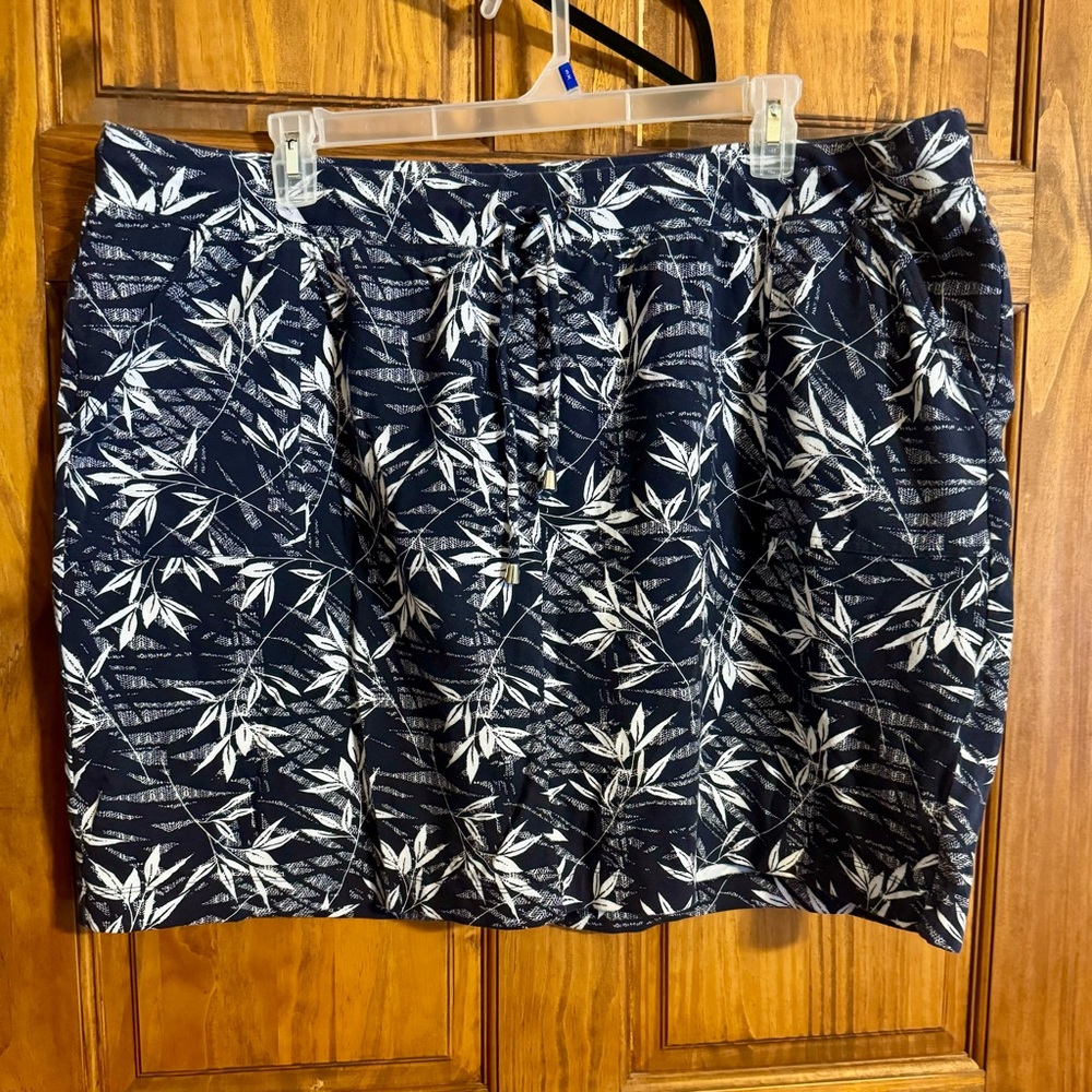 Women’s 3X C J Banks Skort. Blue and white pre owned